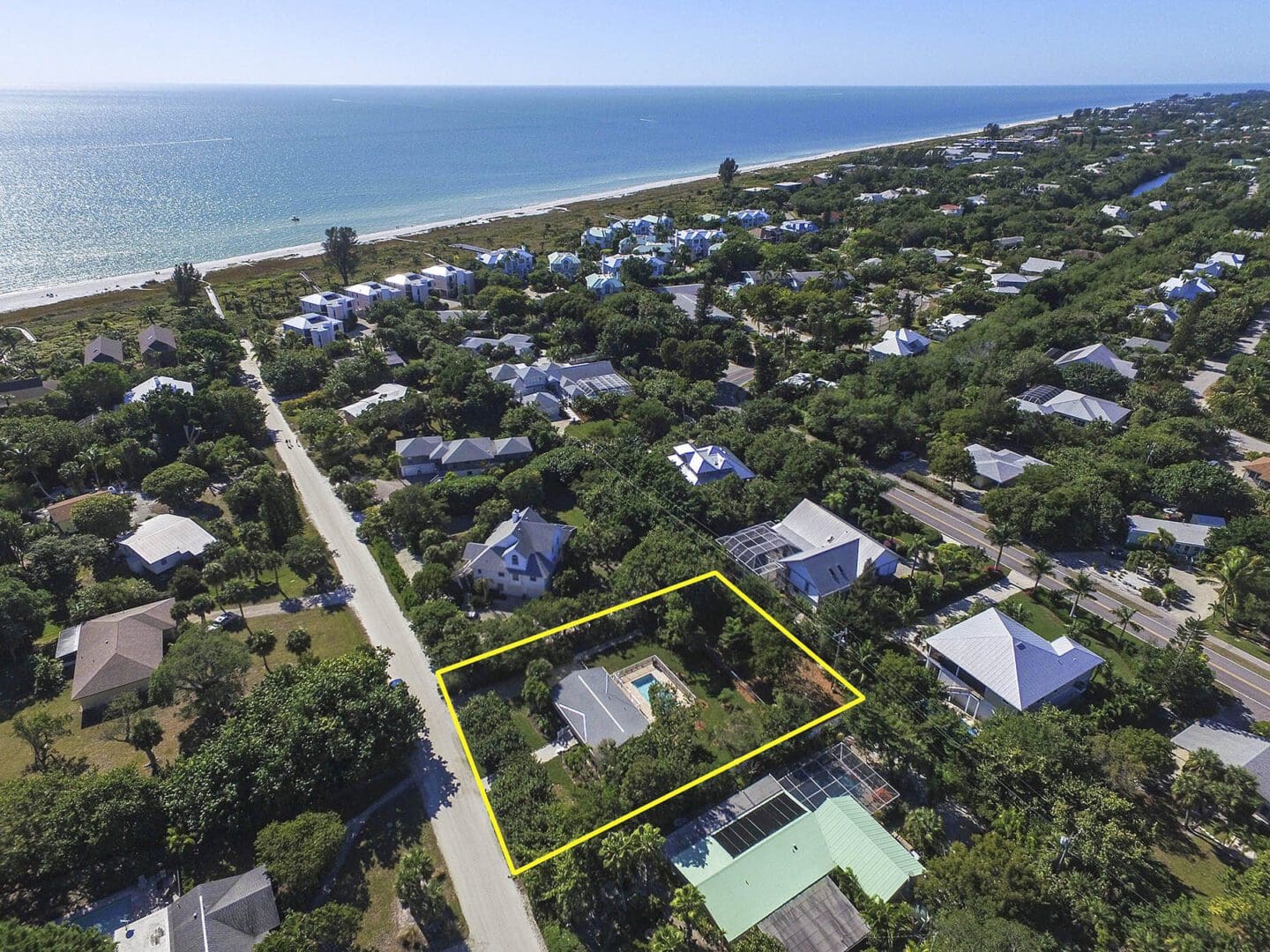 A bird 's eye view of the beach and houses.