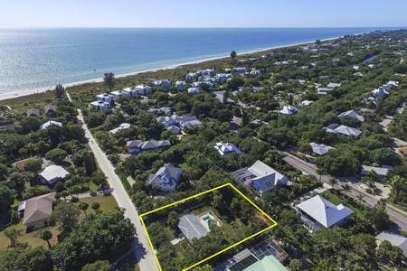 A bird 's eye view of the beach and houses.